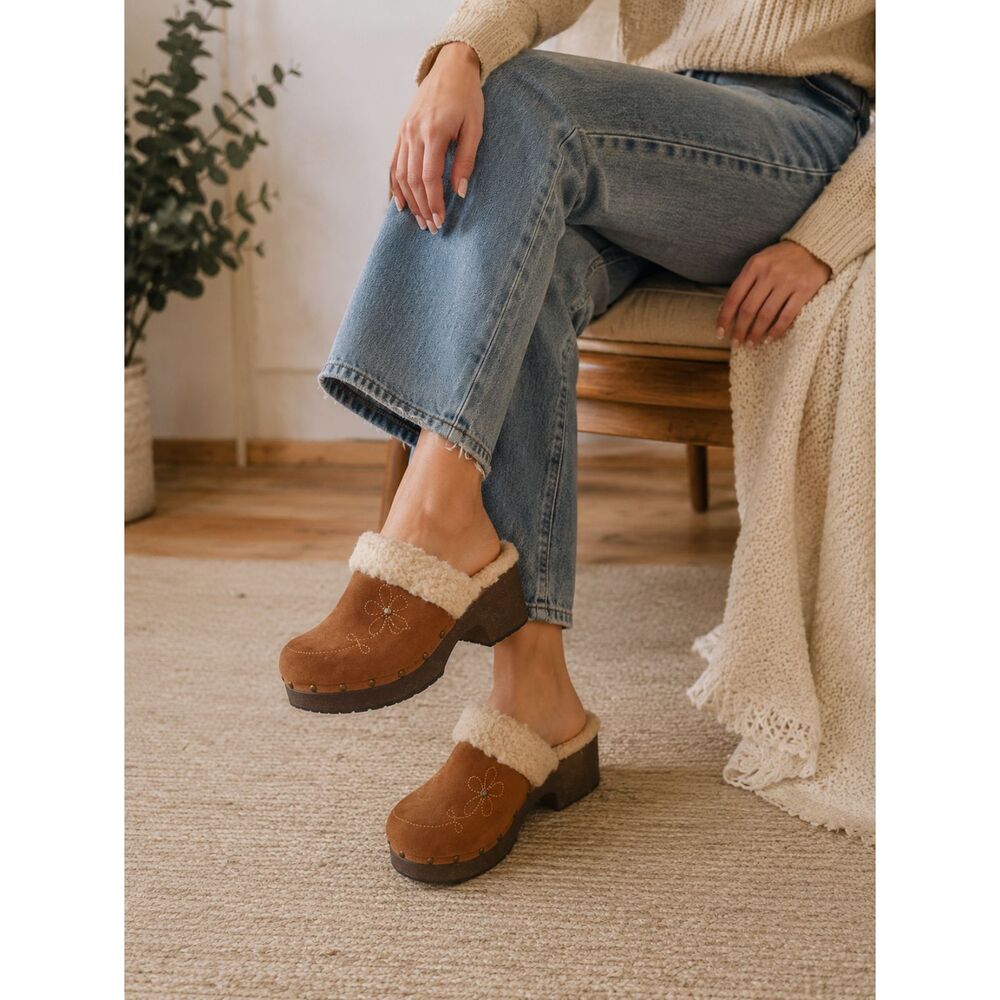 American Eagle Cozy Cottagecore Tan Vegan Suede Shearling Clogs Wood Heel Size 4